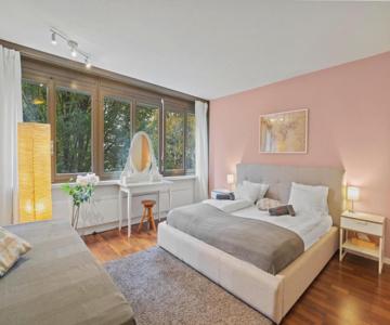 Large, Central, Bright Flat