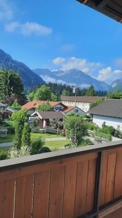 Ferienhaus-ferienwohnung Weitblick Mit Garten Und Malerischem Bergpanorama