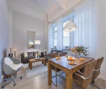 The Goethe Group Loft, 2 Br, 2 Bath Rooms, One Living Room, Family Friendly, 2-5 Guests