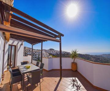 Penthouse 17a, Frigiliana 2 Bedroom, Pool, Large Terrace And Amazing Views In The Center Of Frigilia