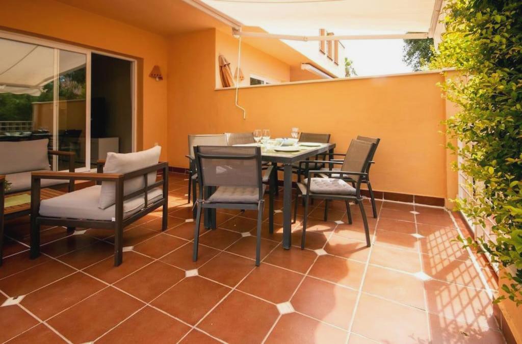 Amazing Modern Apartment Next To Pool.