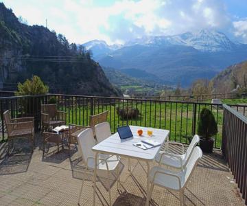 La Terraza De Escarrilla, Con Piscina