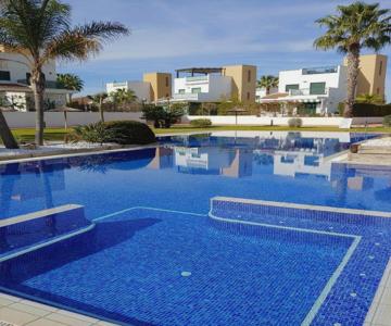 Three-bedroom Holiday Villa With Magnificent Pool Next To The Sea And Golf Courses