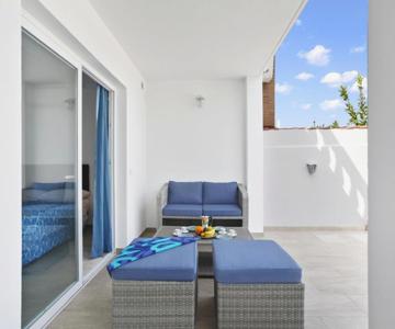 Golden Holidays, Heated Pool, Air C, Internet, Parking