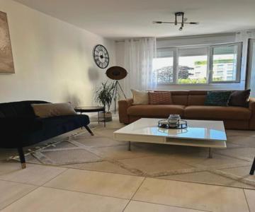 Spacieux Appartement De 73 M2 En Plein Centre-ville D'evian Avec 2 Chambres