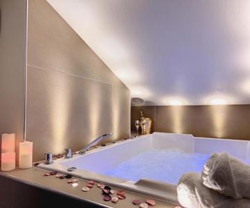 Cocon Blanc Câlin Avec Jacuzzi Privatif - Loveroom Insolite
