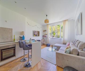 2 Bedroom Close To Subway Station With Parking
