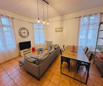 Appartement Lumineux Et Spacieux 2 Chambres Avec Parking Gratuit Dans La Rue