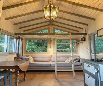 Jolie Tiny House Sous Les Grands Arbres