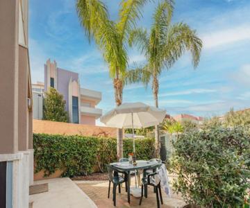 Ida's Garden Apartment With Parking