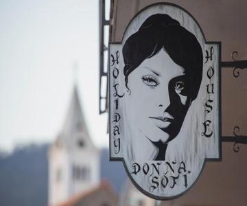 Donna Sofi Holiday House