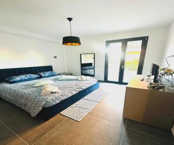 Blue Orchid Apartment, Iun S8460