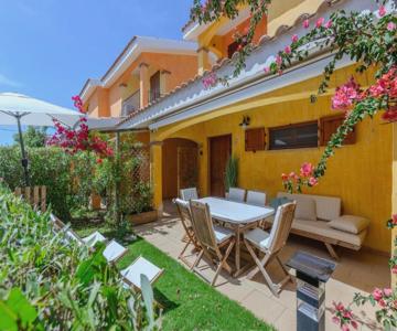 Case Con Giardino E Piscina Condominiale, Porto Pino