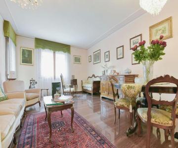 Queen Home Isabel