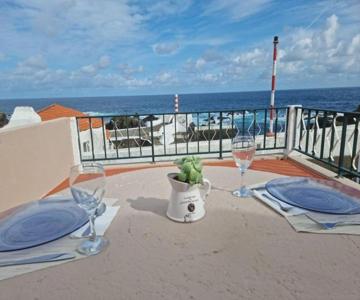 "apartamentos Do Farol" Com Vista Para O Mar
