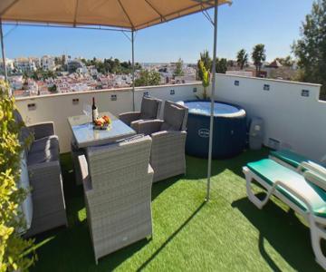 Apartment Beta - 2 Bedrooms, Private Rooftop Patio With Hot Tub, Bbq And View