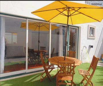 Casinha Rés Do Chão Na Nazaré Com Quintal E Barbecue