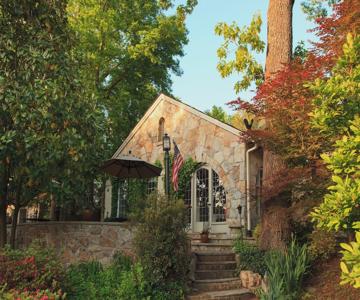 Chanticleer Inn Bed & Breakfast