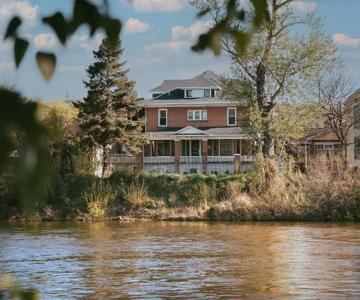 Goldsmith's Riverfront Inn